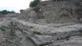Odkryty fundament lewego narożnika czołowo-barkowego Bastionu II. Lipiec 2010 r. Fot. K. Wielgus.   