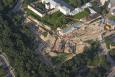 Odsłonięte fundamenty Bastionu III i kurtyn, trwająca odbudowa północno-wschodniej części prochowni. Zdjęcie lotnicze z lata 2012 r. Fot. Z. Litwajtis.   
