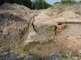 Odsłonięty narożnik czołowy Bastionu III. Widoczny kolor tynku i ozdobne, malowane białą farbą, udawane boniowanie, prawdopodobnie z lat 40-tych XIX w. Październik 2011 r. Fot. K. Wielgus.   