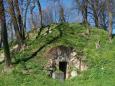 Wejście do podziemnego składu amunicji w nadszańcu Bastionu IV. Stan z roku 2008, przed podjęciem robót. Fot. K. Wielgus.   