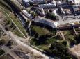 Zdjęcie lotnicze Bastionu VI, jesień 2011 r. Kurtyna w kierunku Bramy Lubelskiej Nowej – odtworzona, kurtyna w kierunku Bastionu VII w trakcie odbudowy. Fot. Z. Litwajtis.   