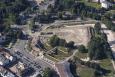 Luneta V – VI w czasie kształtowania nowej formy amfiteatru oraz ukończona Brama Lubelska Nowa wraz z kurtyną. Stan z jesieni 2011 r. Fot. Z. Litwajtis.   