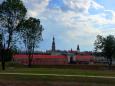 Widok poprzez ukończoną lunetę V – VI na Bramę Lubelską Nową i Stare Miasto. Całkowicie niewidoczny z przedpola amfiteatr. Lato 2012 r. Fot. K. Wielgus.   