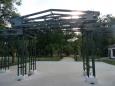 Nowa, zachodnia brama – pergola. Sierpień 2012. Fot. K. Wielgus.   