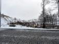 Widok na odkryte relikty kurtyny III – IV z ziemią przygotowaną do odtworzenia wału; w tle relikty Bastionu III. Stan ze stycznia 2013 r. Fot. K. Wielgus.   