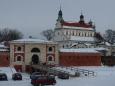 Panorama der Kurtine II – III während des Wiederaufbaus, einschließlich Szczebrzeska-Tor und Blockhaus, aus dem wiederhergestellten Wall des Ravelins. Januar 2013. Foto K. Wielgus.   